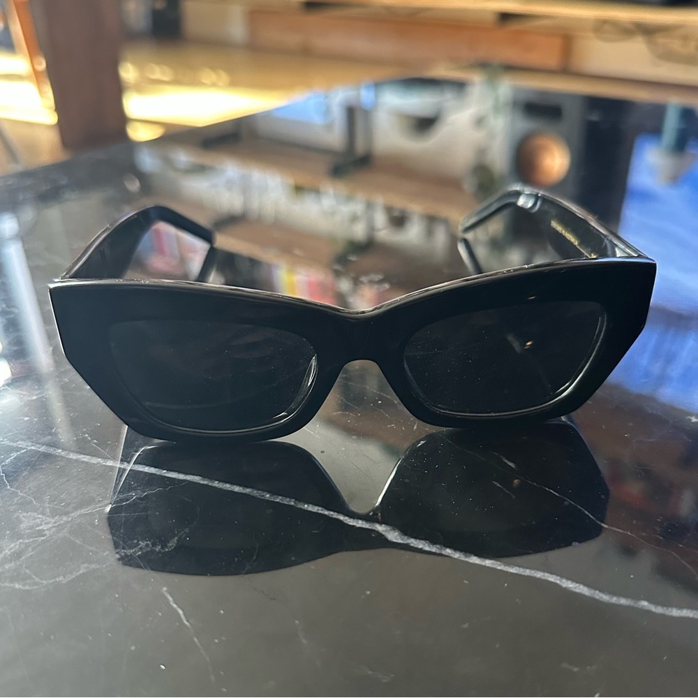 Banbé Sunglasses with Modern Cat-Eye Effect - Picture 3 of 4